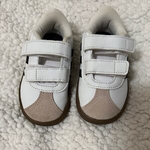 Kids White Adidas court/samba 5c